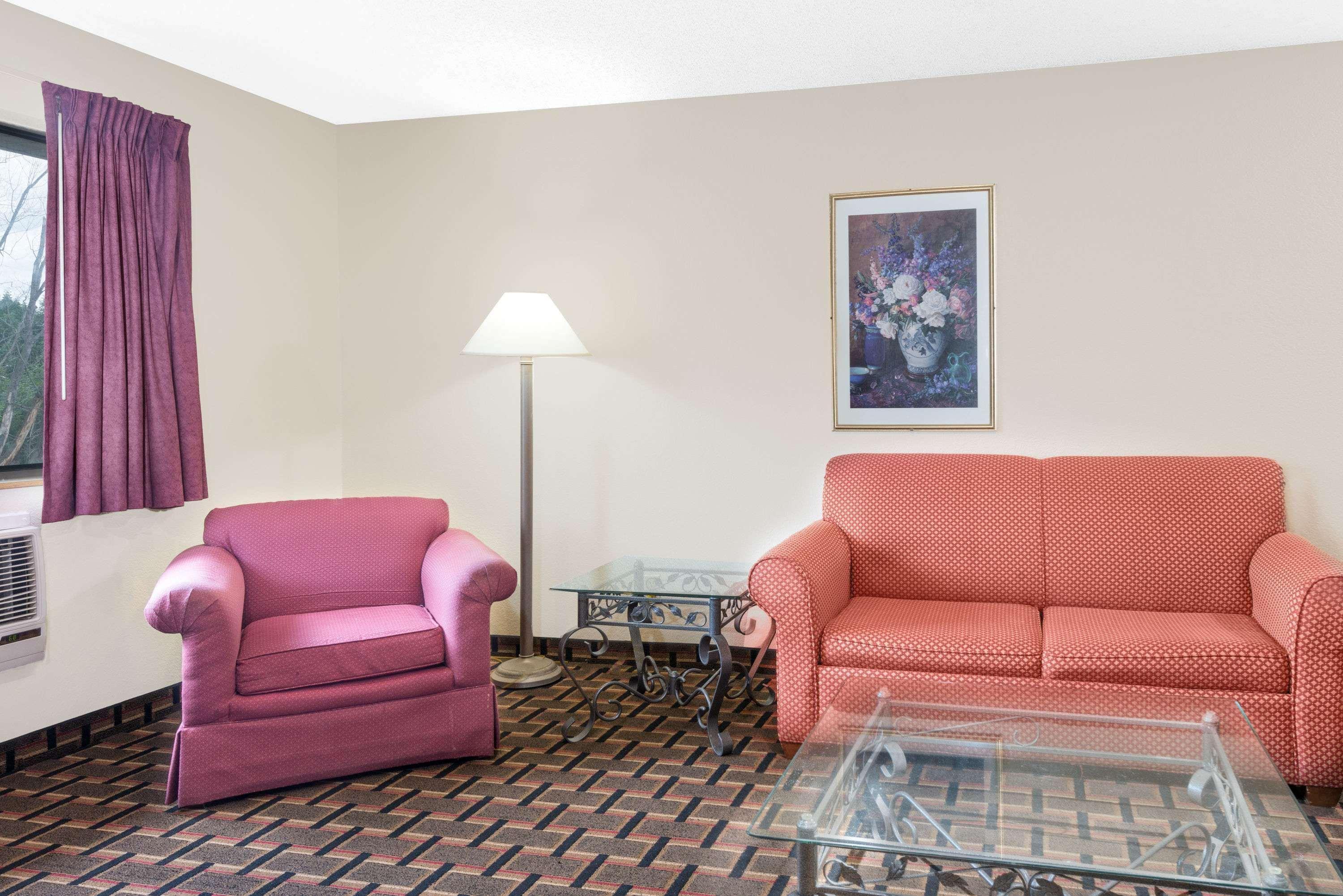 Super 8 By Wyndham Kent/Akron Area Exterior foto