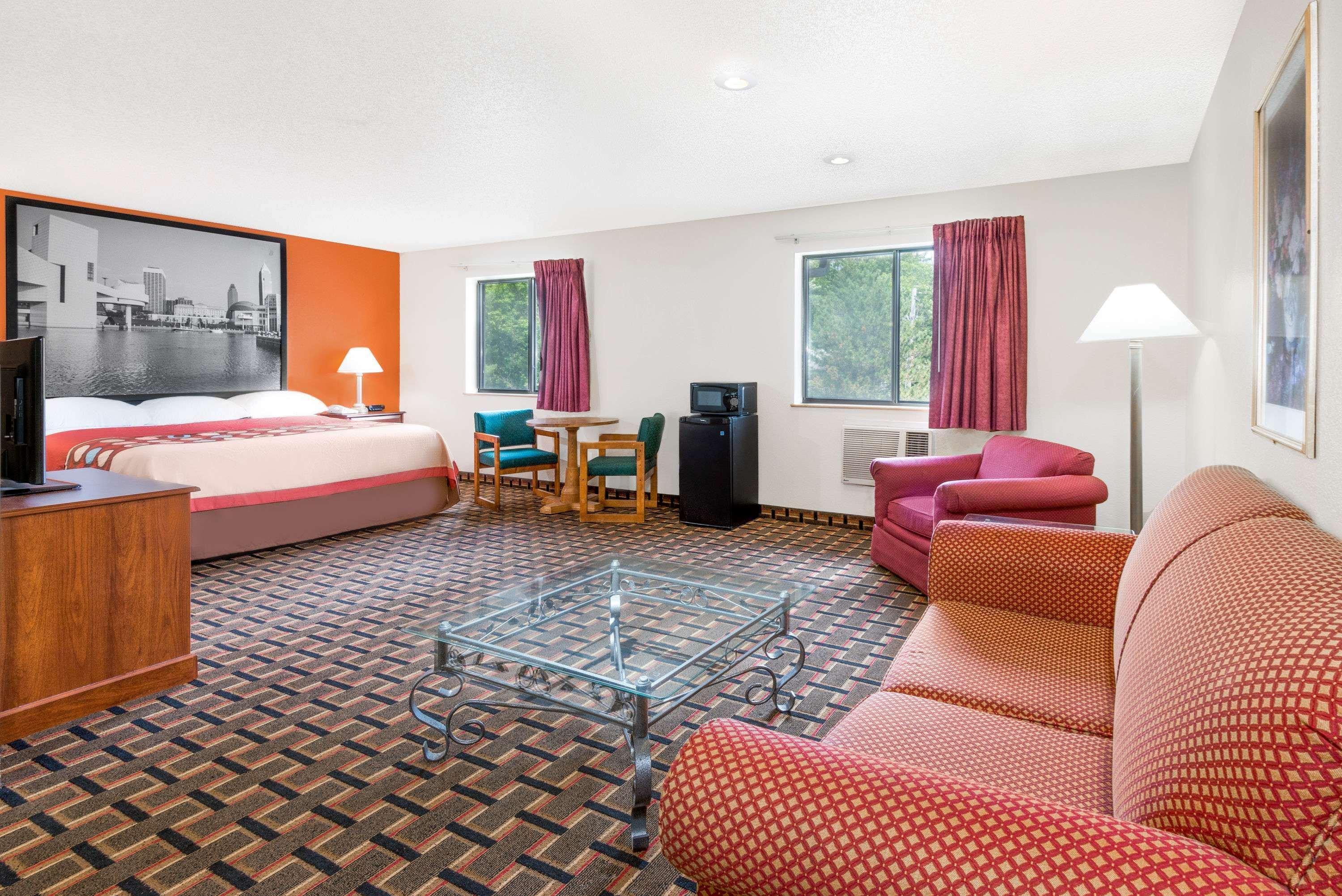 Super 8 By Wyndham Kent/Akron Area Exterior foto